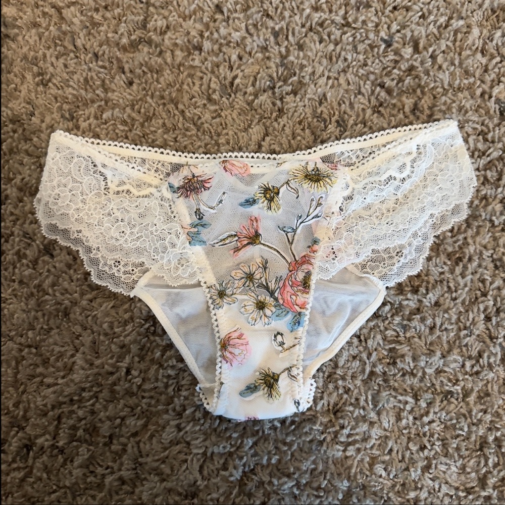 Victoria's Secret Floral Lace Corset & Panty Lingerie Set - Picture 9 of 12